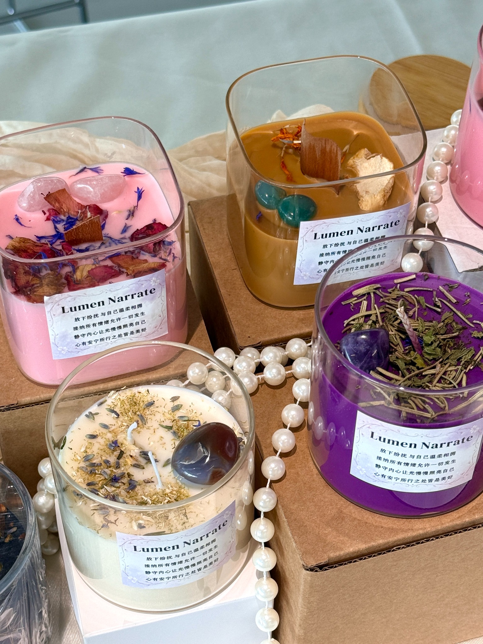 Gift-ready therapeutic aroma candle sets with multiple colors and botanical details